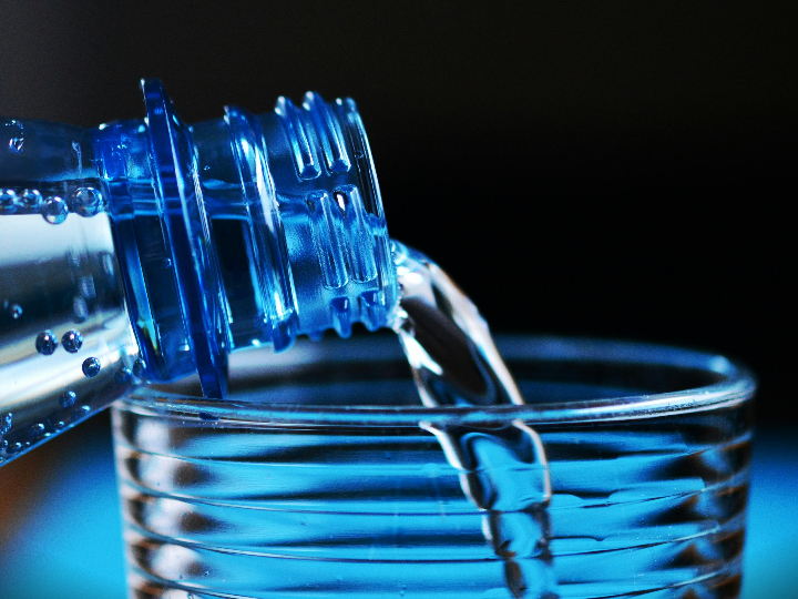 agua embotellada en cristal la nueva opcion en mercadona