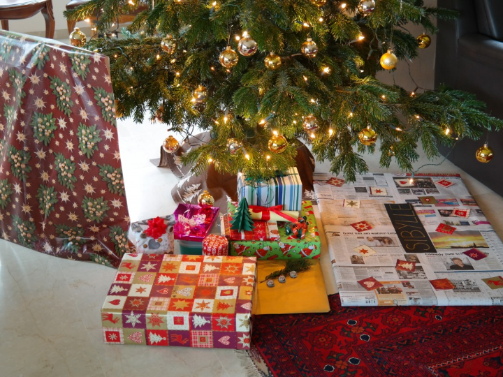 arbol de navidad artificial decorado y nevado de 240 cm con pinas uppsala