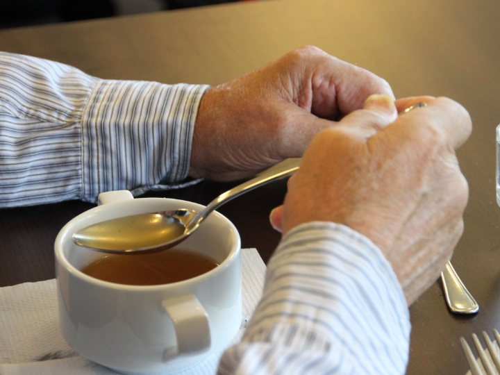 cuanto cuesta tomar un cafe en la torre eiffel
