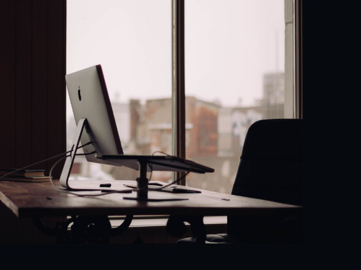 escritorio pequeno de madera color gris efecto cemento diseno pratico