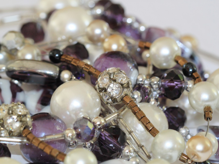 peinados recogidos elegantes con accesorios brillantes