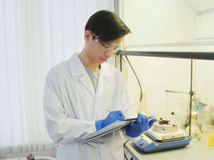 tendencia otonal analisis del abrigo de terciopelo en color granate